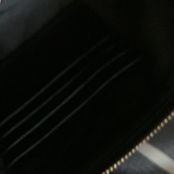 Burberry Black patent Leather Textured Shoulder Bag - Picture 14 of 16